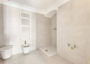 Bagno - Quadrilocale piazza Savoia, 7, Torino (zona Centro) - foto 8