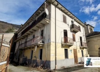 Locale Commerciale Reg. Le Crou, Aosta - foto 1