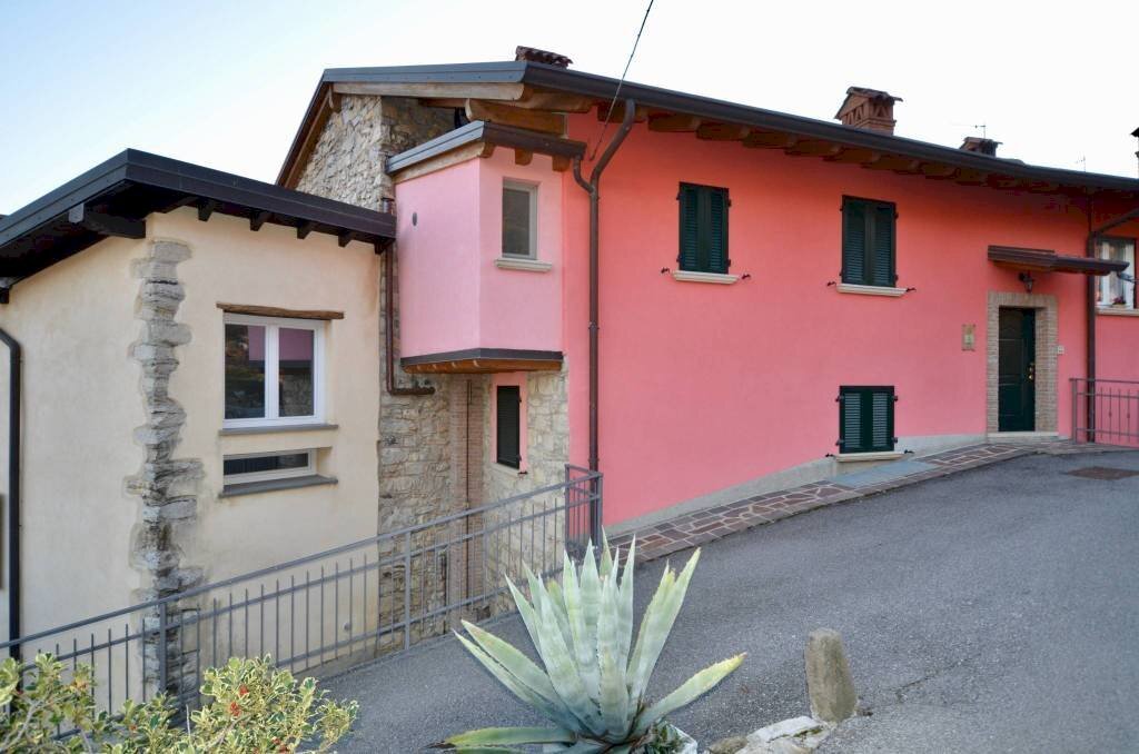 Facciata - Villa via Alcide De Gasperi, Almenno San Bartolomeo - foto 1