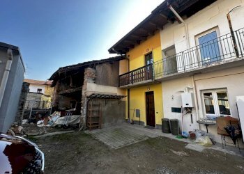 Facciata - Casa indipendente via Novara, 10, Casorate Sempione - foto 1