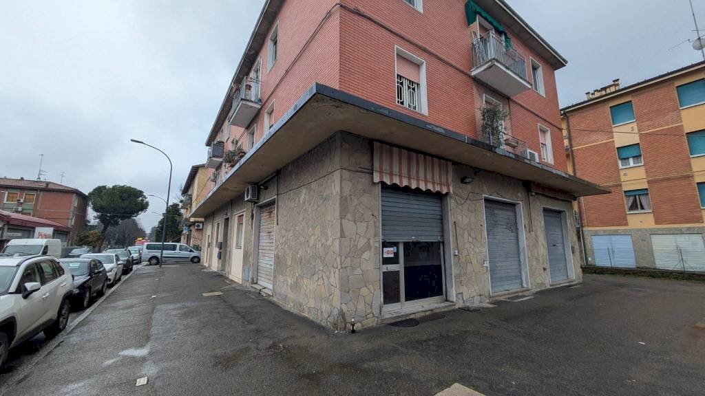 Facciata - Negozio via Nino Bertocchi, 32, Bologna (zona Barca) - foto 1
