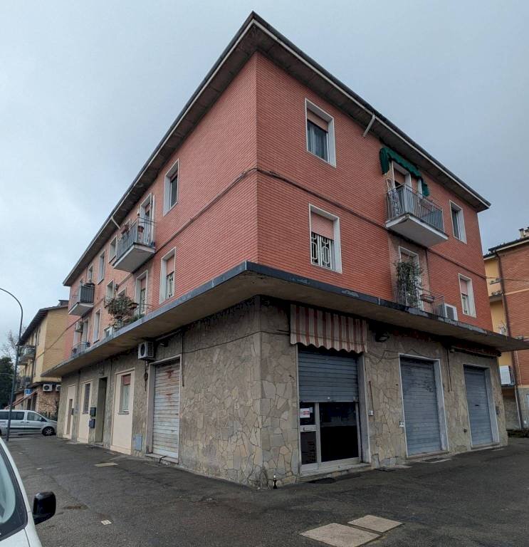 Facciata - Negozio via Nino Bertocchi, 32, Bologna (zona Barca) - foto 2