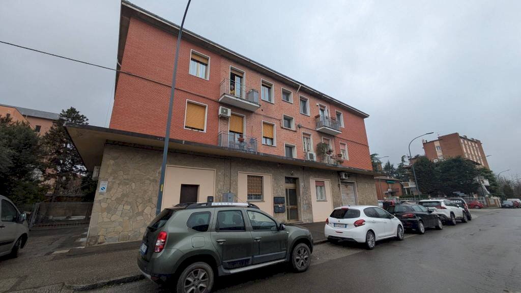 Facciata - Negozio via Nino Bertocchi, 32, Bologna (zona Barca) - foto 3