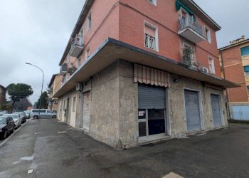 Facciata - Negozio via Nino Bertocchi, 32, Bologna (zona Barca) - foto 1