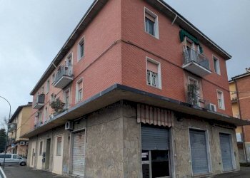 Facciata - Negozio via Nino Bertocchi, 32, Bologna (zona Barca) - foto 2