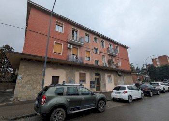 Facciata - Negozio via Nino Bertocchi, 32, Bologna (zona Barca) - foto 3