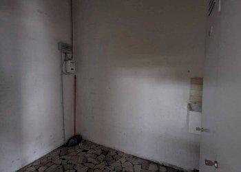 Stanza non arredata - Negozio via Nino Bertocchi, 32, Bologna (zona Barca) - foto 12