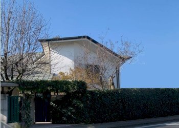 Facciata - Villa via dei Partigiani, 5/a, Valeggio sul Mincio - foto 5