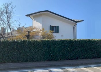 Facciata - Villa via dei Partigiani, 5/a, Valeggio sul Mincio - foto 6