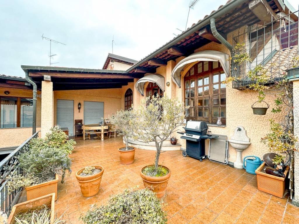 Giardino - Quadrilocale corso Giuseppe Garibaldi 21, Gattinara - foto 1