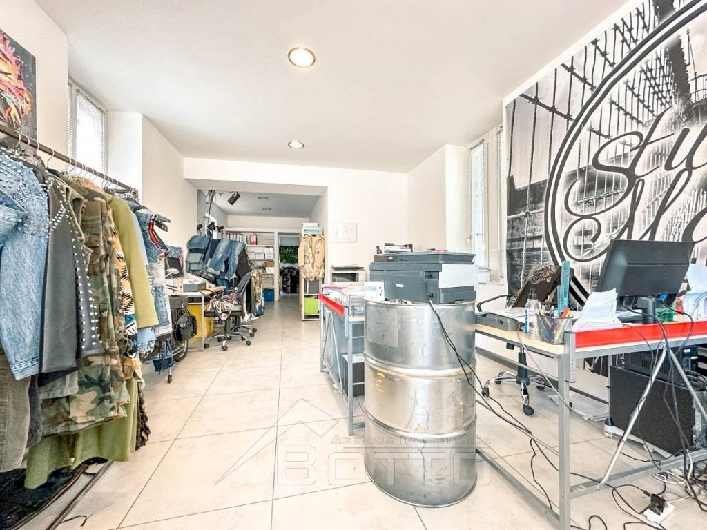 showroom vendita quarona stanza4 wmk 0 - Capannone corso Rolandi 181, Quarona - foto 2