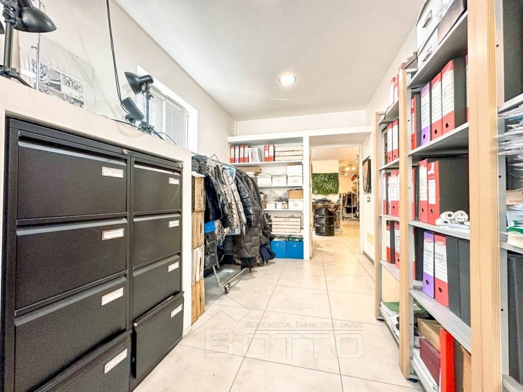 showroom vendita quarona stanza2 wmk 0 - Capannone corso Rolandi 181, Quarona - foto 3