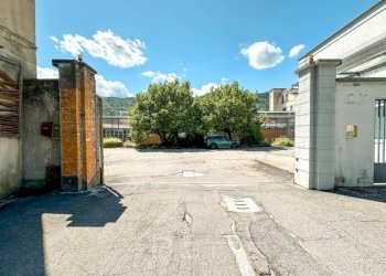 showroom vendita quarona esterno514 wmk 0 - Capannone corso Rolandi 181, Quarona - foto 5