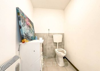 showroom vendita quarona bagno2 wmk 0 - Capannone corso Rolandi 181, Quarona - foto 12