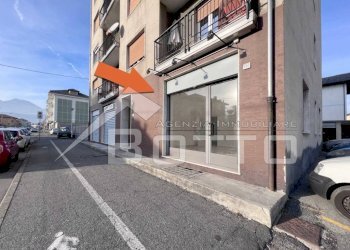 negozio vendita borgosesia esterno - Trilocale via VITTORIO VENETO 121, Borgosesia - foto 1