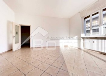 negozio vendita borgosesia vetrina1 - Trilocale via VITTORIO VENETO 121, Borgosesia - foto 4