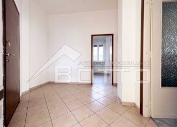 negozio vendita borgosesia ingresso1 - Trilocale via VITTORIO VENETO 121, Borgosesia - foto 8