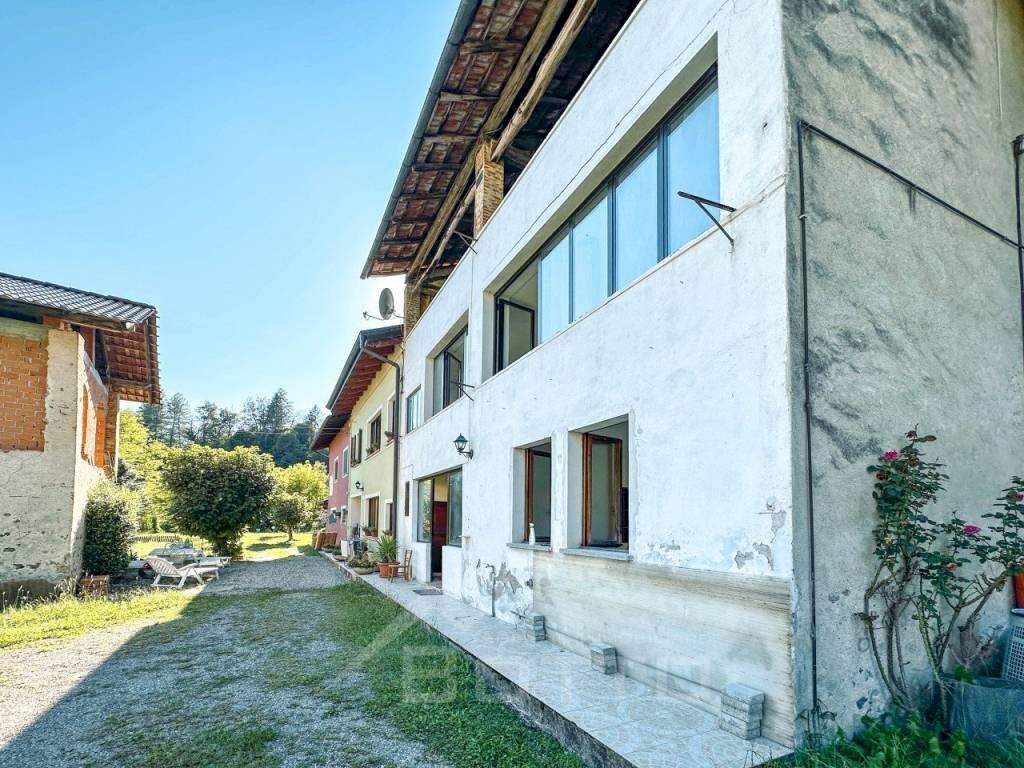 Facciata - Villa a Schiera Frazione plello 107/b, Borgosesia - foto 1