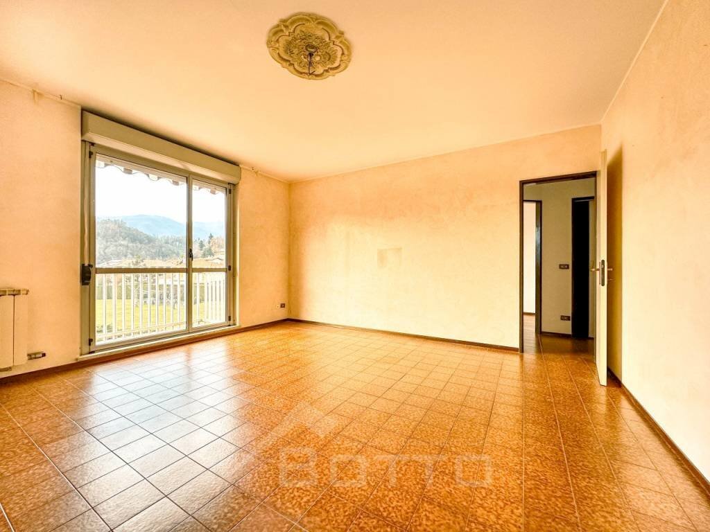 Stanza non arredata - Trilocale via ARGENTI 1/B, Borgosesia - foto 2