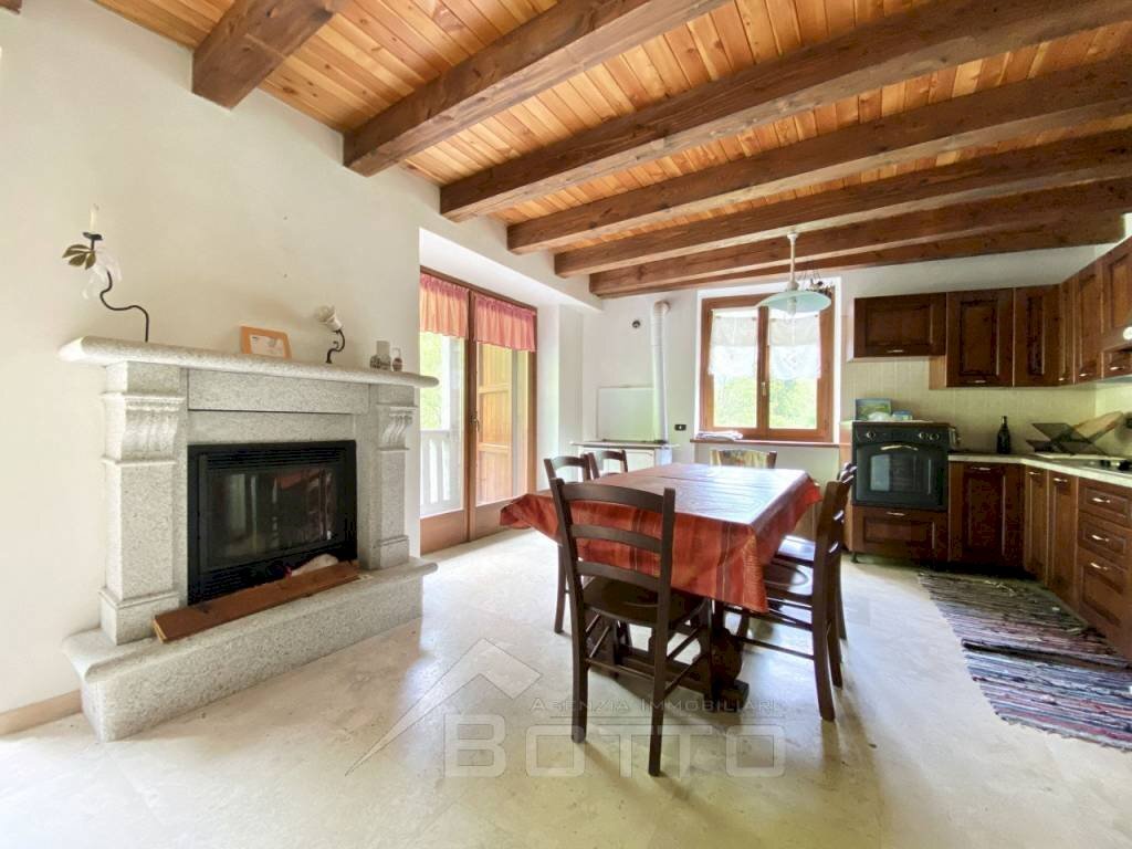 Salone - Independent house FRAZIONE FERRATE, Alto Sermenza - photo 1