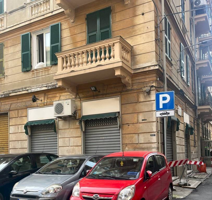 Facciata - Attività Commerciale via Vado, Genova (zona Sestri Ponente) - foto 2