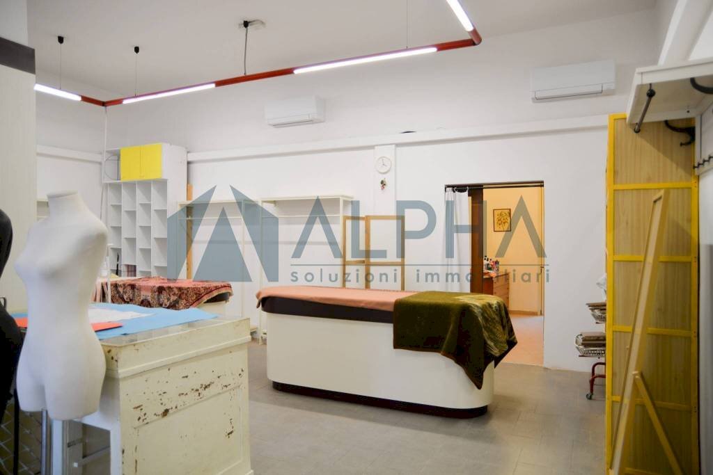 Salone - Negozio via Alfredo Panzini, Bellaria-Igea Marina - foto 1