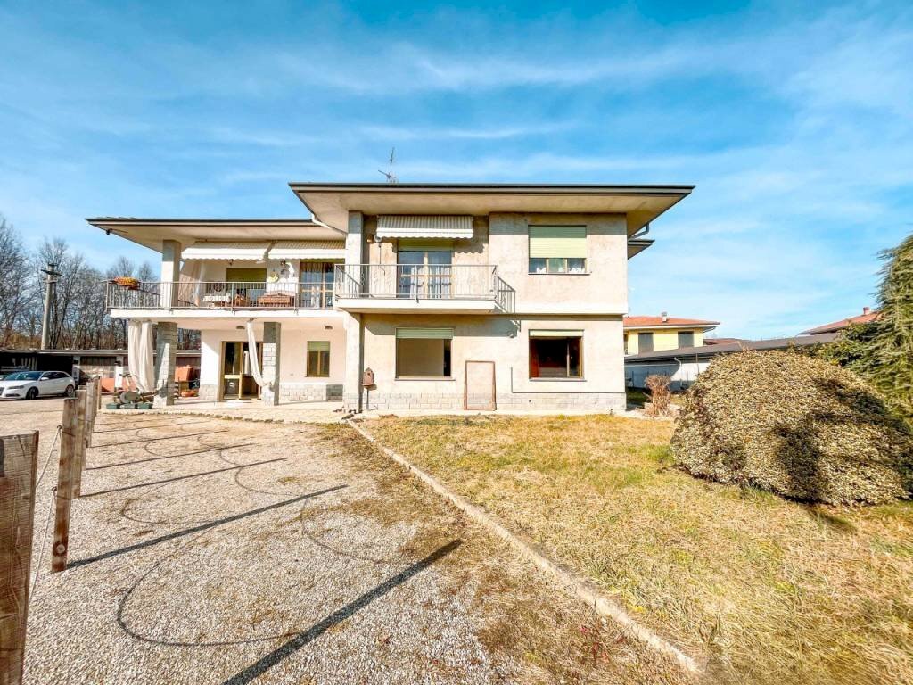 Facciata - Trilocale via Novara, 188/a, Borgomanero - foto 1