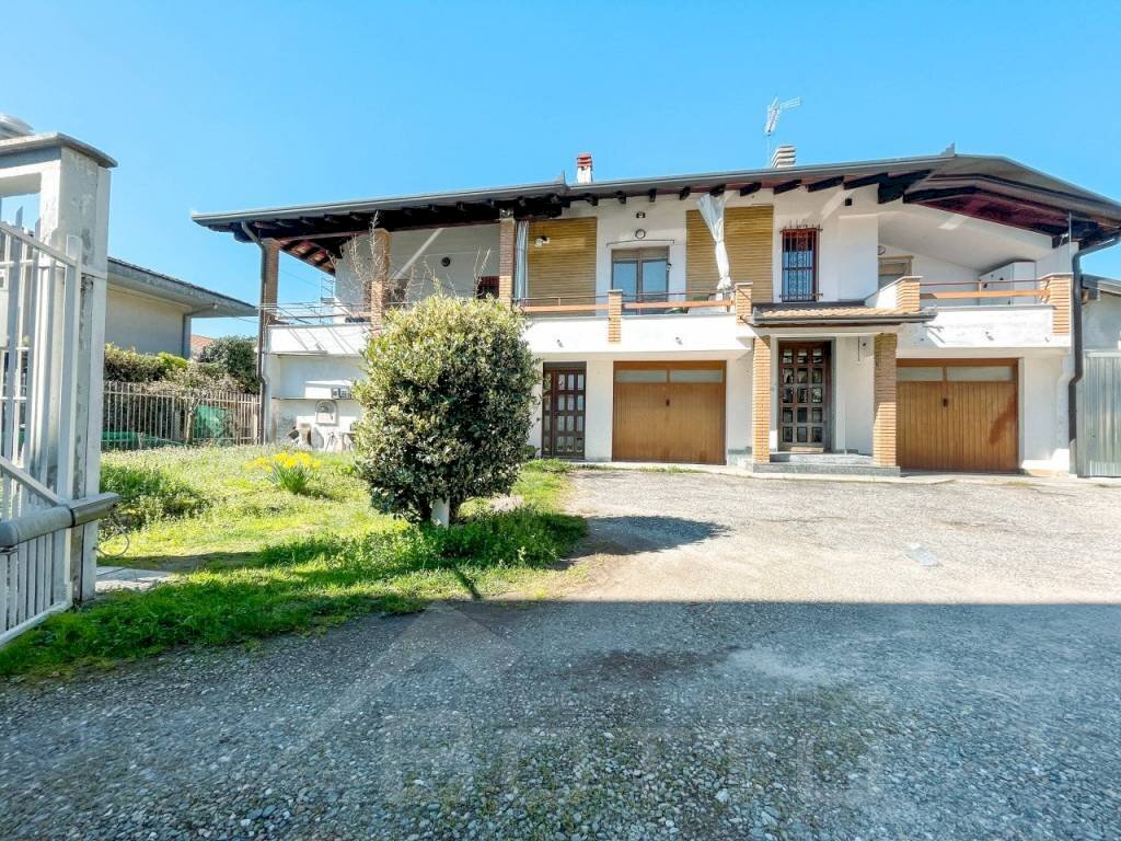 casa vendita gattico cortile2 - Villa via Oioli 27, Gattico-Veruno - foto 2