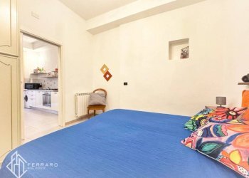 Camera da letto - Three-room apartment via Santorre Santarosa, Savona (neighborhood Villetta) - photo 11