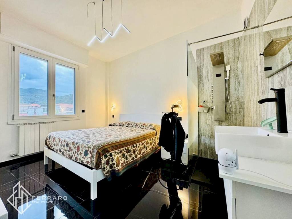 Camera da letto - Three-room apartment via Pavia, Spotorno - photo 1