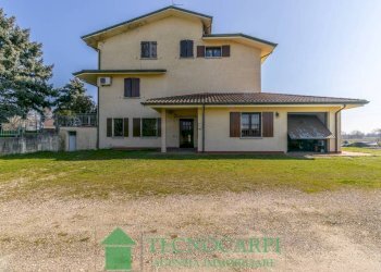 Facciata - Quadrilocale via Don Giovanni Minzoni, Novi di Modena - foto 4