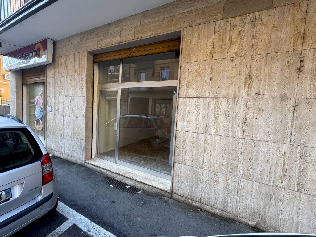 Facciata - Negozio via 4 Novembre, 12, Casalecchio di Reno - foto 1