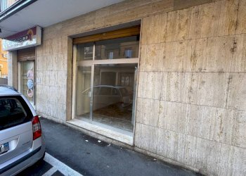 Facciata - Negozio via 4 Novembre, 12, Casalecchio di Reno - foto 1