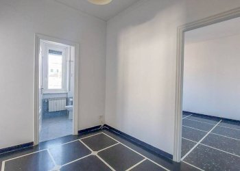 Camera da letto - Quadrilocale via Giovanni Torti, Genova (zona Marassi) - foto 17