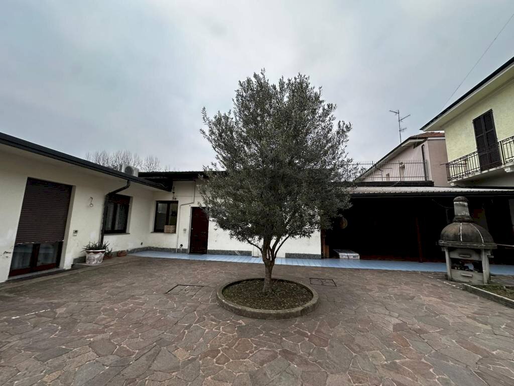 Giardino - Villa via Adriatico, 13, Samarate - foto 1