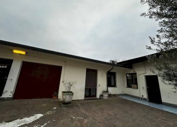Facciata - Villa via Adriatico, 13, Samarate - foto 4