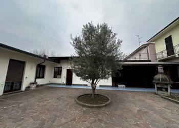 Giardino - Villa via Adriatico, 13, Samarate - foto 1