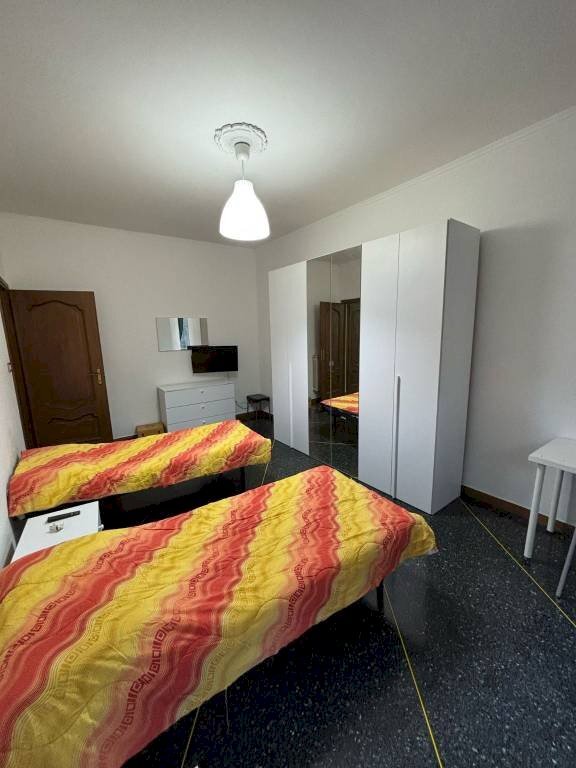 Camera da letto - Appartamento via Bartolomeo Carrea, Genova (zona Sampierdarena) - foto 3