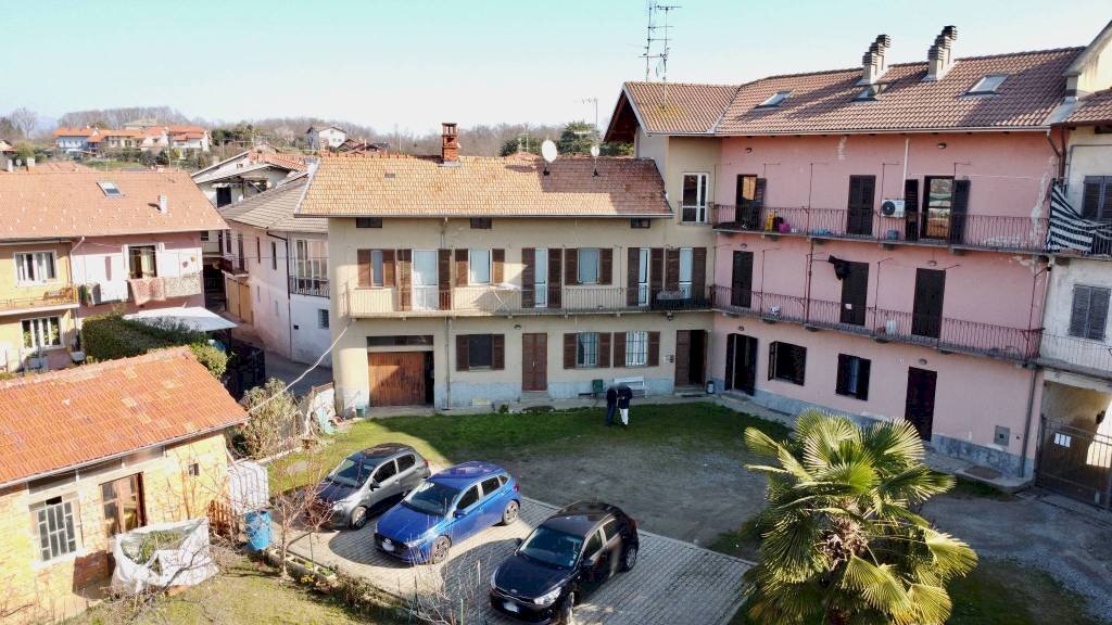 Facciata - Villa a Schiera via dei Partigiani, 5, Cossato - foto 1