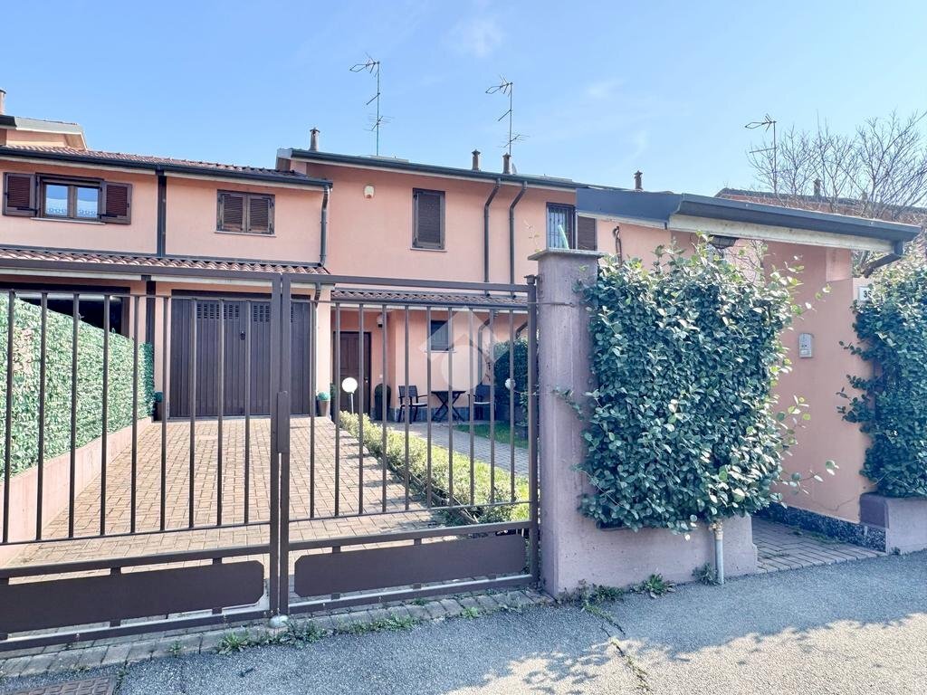 Villa a Schiera Via Padre G. Puglisi, Vernate - foto 1