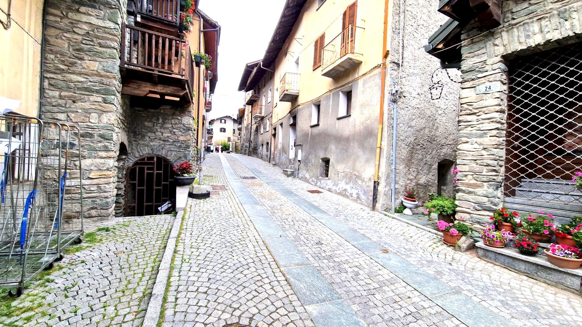 Casale Via Emile Chanoux, Chambave - photo 1