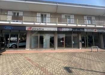 Facciata - Negozio via Novara, 80, Borgomanero - foto 1