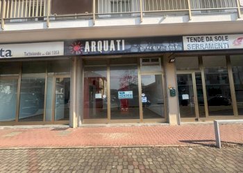 Facciata - Negozio via Novara, 80, Borgomanero - foto 2