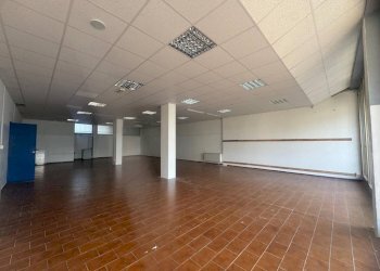 Interno non residenziale - Negozio via Novara, 80, Borgomanero - foto 3