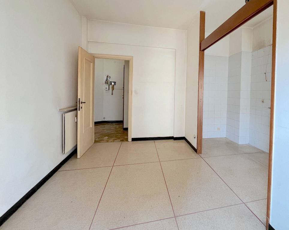 Sala da pranzo - Trilocale via Stefanina Moro, 21, Genova (zona Marassi) - foto 3