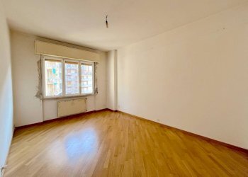 Stanza non arredata - Trilocale via Stefanina Moro, 21, Genova (zona Marassi) - foto 11