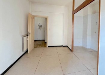 Sala da pranzo - Trilocale via Stefanina Moro, 21, Genova (zona Marassi) - foto 3