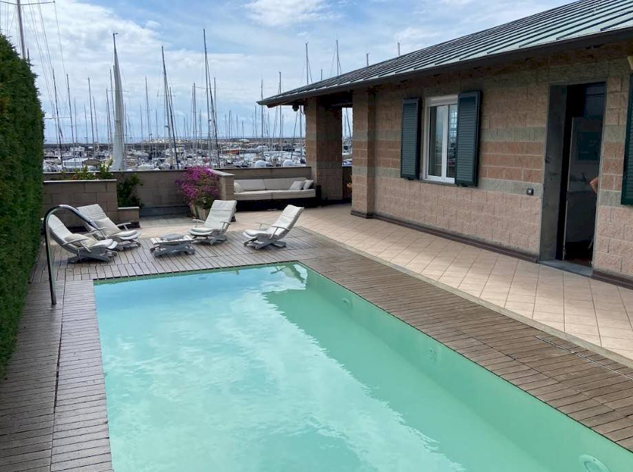 Piscina - Trilocale piazza dei Segantini, 3, Varazze - foto 1