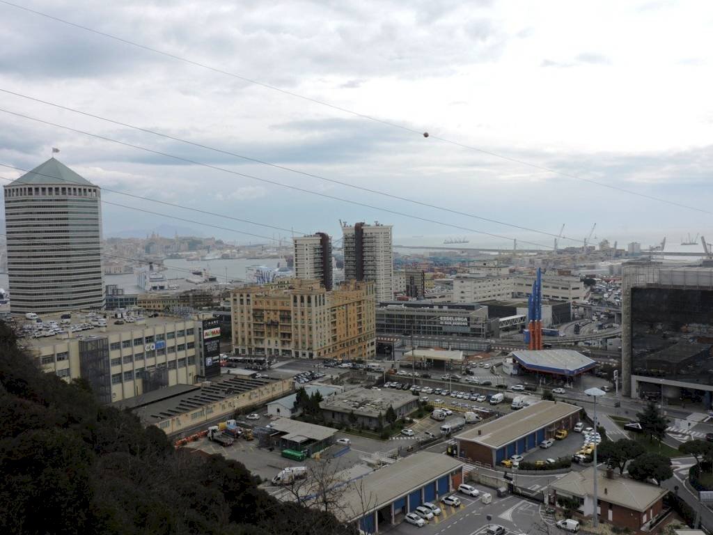 Vista - Trilocale via San Bartolomeo del Fossato, 74, Genova (zona Sampierdarena) - foto 3