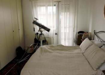 Camera da letto - Trilocale via San Bartolomeo del Fossato, 74, Genova (zona Sampierdarena) - foto 9